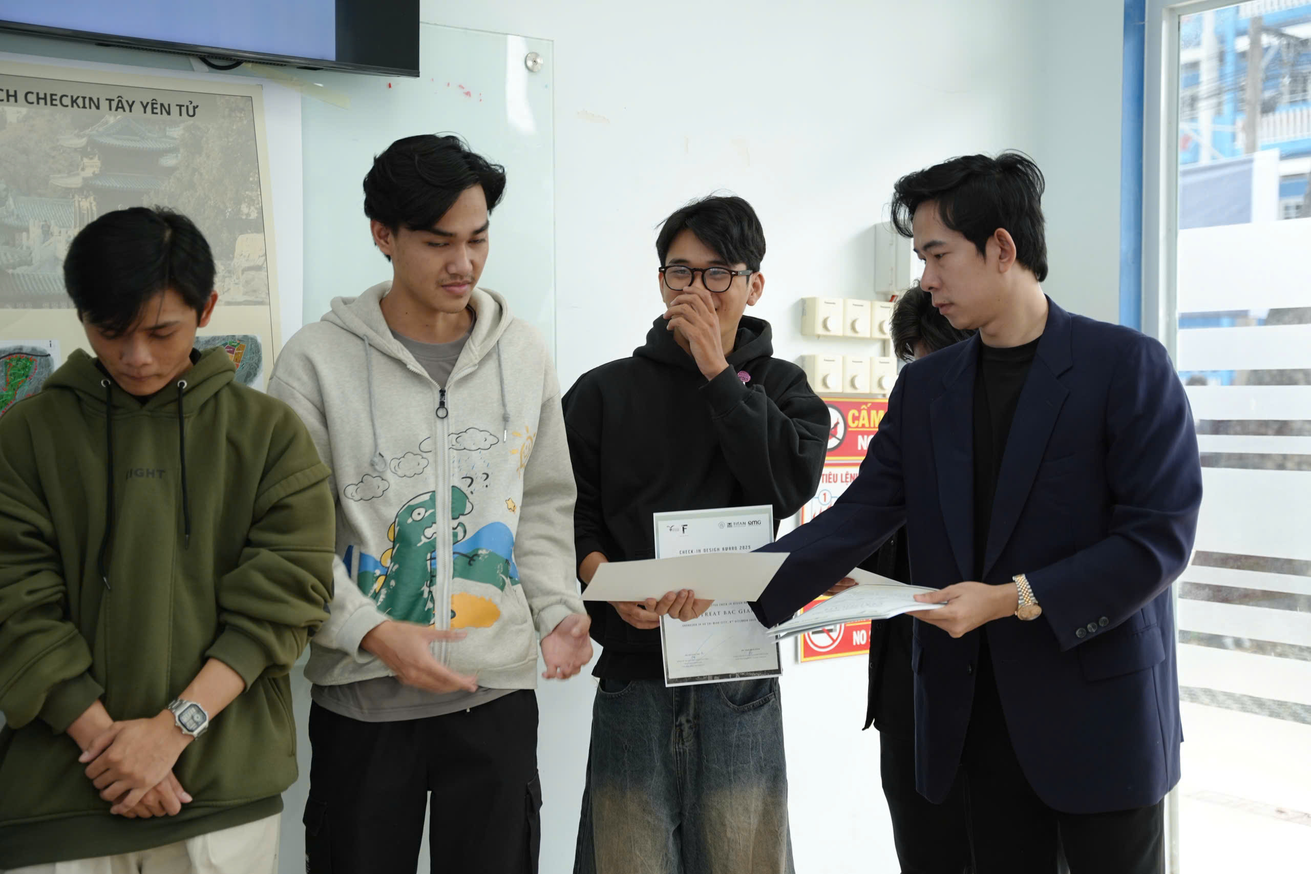 KTS Trần Bình cùng sinh viên tại cuộc thi kiến trúc