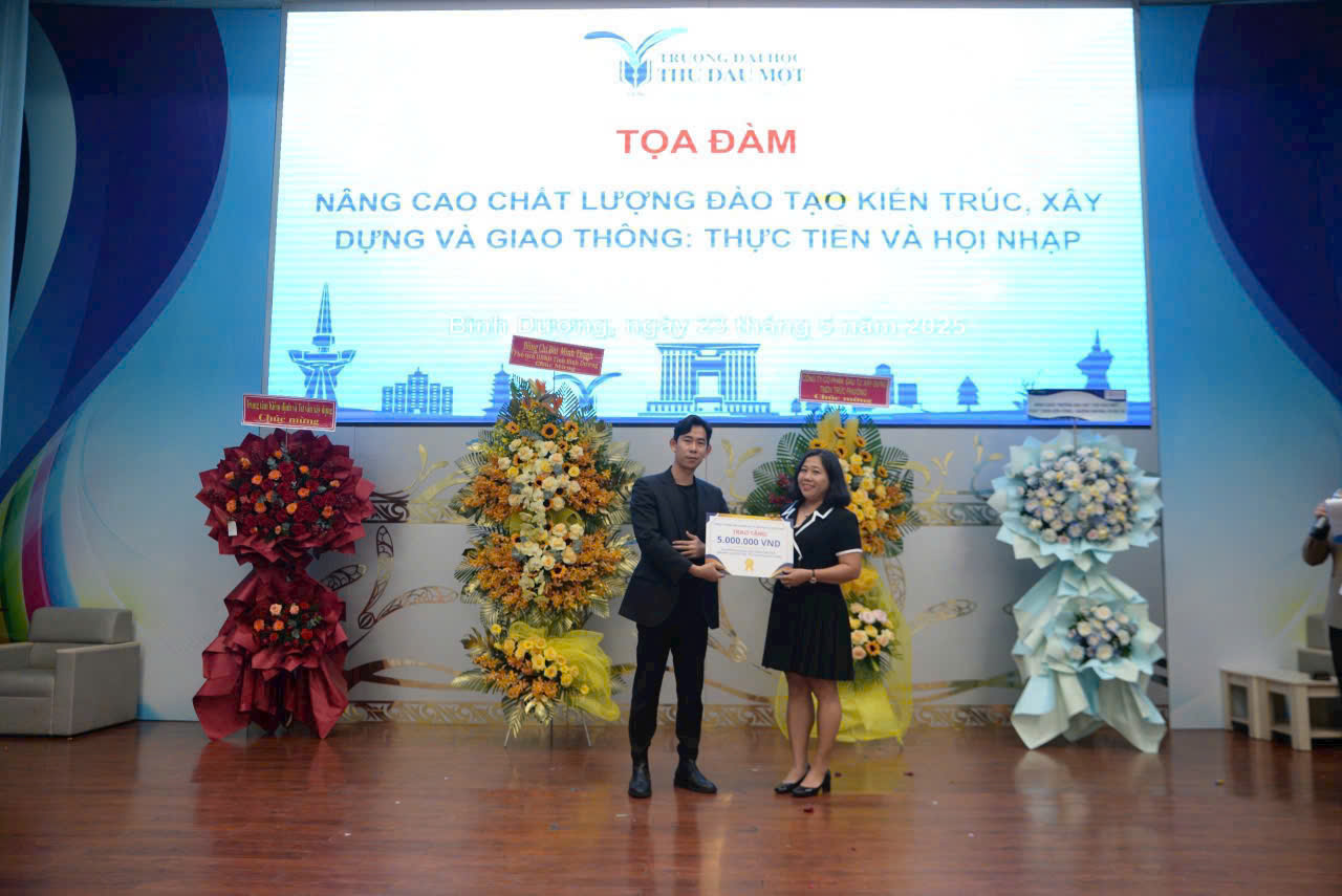 KTS Trần Bình cùng sinh viên tại cuộc thi kiến trúc